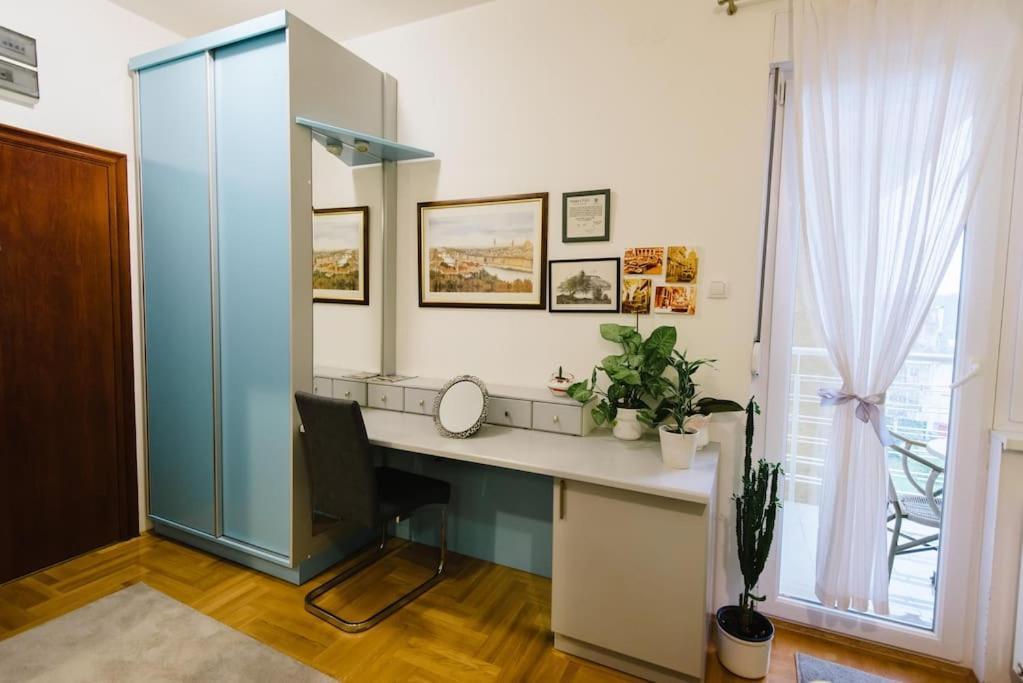 Charming And Cozy Near Center *
